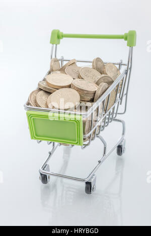 Pfund Münzen in Warenkorb/Wagen. Repräsentiert die Konsumkraft der britischen Verbraucher und die Verkaufszahlen auf der Straße, nur mit Bargeld. Stockfoto
