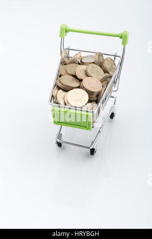 Pfund Münzen in Warenkorb/Wagen. Repräsentiert die Konsumkraft der britischen Verbraucher und die Verkaufszahlen auf der Straße, nur mit Bargeld. Stockfoto