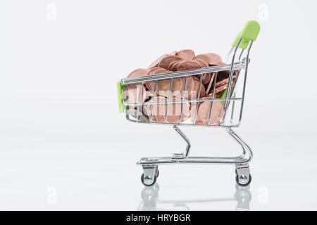 1 Pfennig Münzen in Einkaufswagen. Repräsentiert die Konsumkraft und die Verkaufszahlen der britischen Verbraucher, Pennys, nur Bargeld. Stockfoto