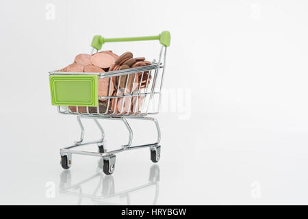 1 Pfennig Münzen in Einkaufswagen. Repräsentiert die Konsumkraft und die Verkaufszahlen der britischen Verbraucher, Pennys, nur Bargeld. Stockfoto