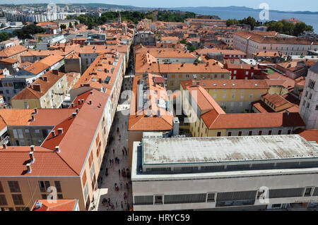 ZADAR, Kroatien - AUGUST 25: Unidentified Touristen in Stari Grad (Altstadt) von der Unesco-Kulturerbe-Stadt Zadar. Am 25. August 2014 in Zadar Stockfoto