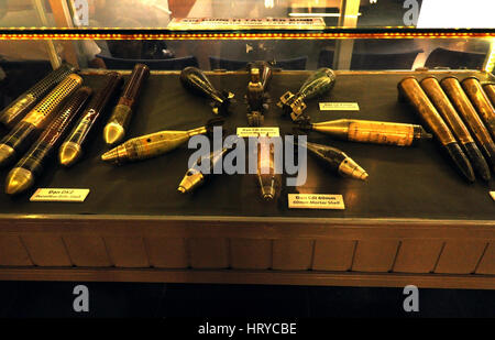 HO CHI MINH - 7. März: Verschiedene Arten von Waffen verwendet in der vietnamesisch-amerikanische Krieg in das War Remnants Museum in Saigon ausgestellt. Am 7. März 2013 Stockfoto