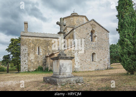 Bild von der romanischen Kirche Saint Pierre in Larnas aus dem zwölften Jahrhundert, Frankreich. Stockfoto