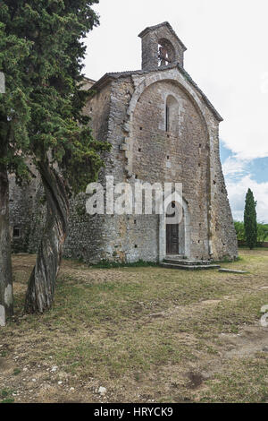 Bild von der romanischen Kirche Saint Pierre in Larnas aus dem zwölften Jahrhundert, Frankreich. Stockfoto