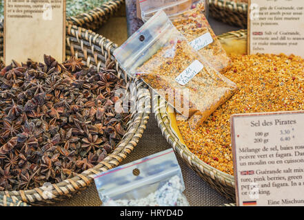 Vallon Pont d ' Arc, Frankreich – 22. September 2016: leckere Gewürze zum Verkauf auf dem Markt in Vallon Pont d ' Arc. Stockfoto