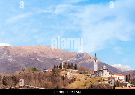 Berglandschaft mit Glockenturm und Fort. Artegna-Friaul-Italien Stockfoto