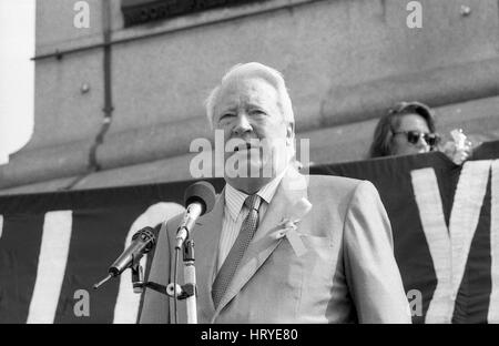 Rt Hon. Edward Heath, ehemaliger Premierminister von Großbritannien und konservative Partei Führer, spricht auf einer Kundgebung der Freunde von John McCarthy am Trafalgar Square in London am 13. April 1991. John McCarthy war ein britischer Journalist Geiselhaft in Beirut, Libanon. Stockfoto