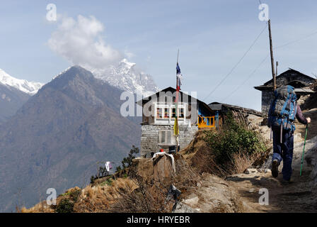 Wanderer auf dem Trail, vorbei an Guast Häuser auf dem Everest Base Camp Trek in der Khumbu-Region in Nepal Stockfoto