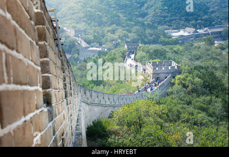 Peking, CHINA, 29. September 2016: Touristen zu Fuß auf der chinesischen Mauer an einem sonnigen Tag Stockfoto