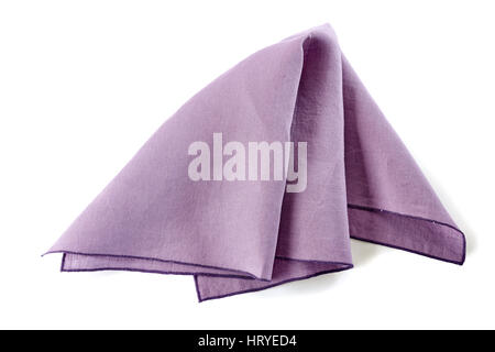 Zerknitterte violett Textile Serviette auf weiß Stockfoto