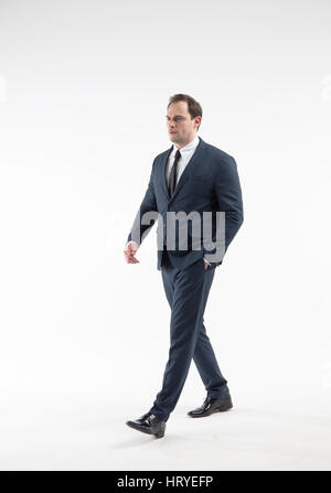 Porträt von walking Geschäftsmann im Anzug isoliert auf weißem Hintergrund Stockfoto