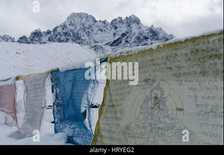 Verschneite Gebetsfahnen in Nepal Stockfoto