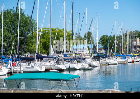 Segelboote in ihre rutscht in den Niagara-auf See-Segelclub an der Mündung des Niagara River und Lake Ontario angedockt. Stockfoto