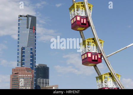 Riesenrad am Birrarung Marr, Melbourne mit dem Eureka-Gebäude hinter Stockfoto