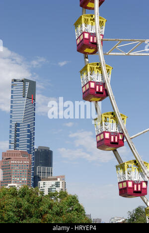 Riesenrad am Birrarung Marr, Melbourne mit dem Eureka-Gebäude hinter Stockfoto