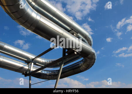 Stahlrohre unter blauem Himmel im Industriegebiet Stockfoto