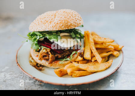 Hausgemachte vegetarische Burger und Pommes ohne Öl auf einer Metallplatte gefertigt Stockfoto