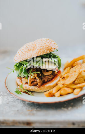 Hausgemachte vegetarische Burger und Pommes ohne Öl auf einer Metallplatte gefertigt Stockfoto