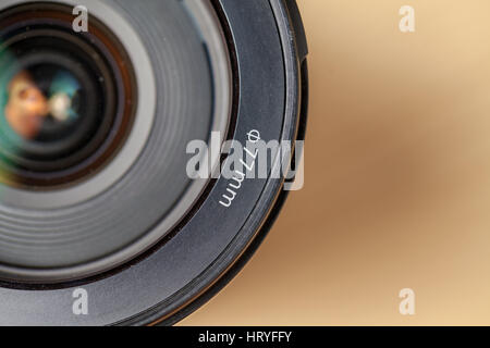 Digital single Lens Reflex Kamera Ziel auf unscharfen Hintergrund Stockfoto