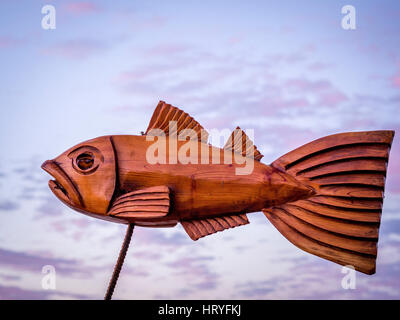 Steve Iredales Schwarm Fische - ChainSaw Holzbildhauer - Staithes Arts and Heritage Wochenende 2016 Stockfoto