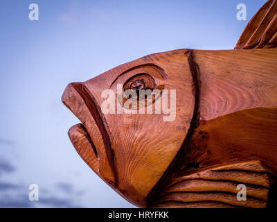 Steve Iredales Schwarm Fische - ChainSaw Holzbildhauer - Staithes Arts and Heritage Wochenende 2016 Stockfoto