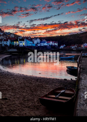 Staithes Hafen und die Bucht bei Sonnenuntergang, North Yorkshire, UK. Stockfoto