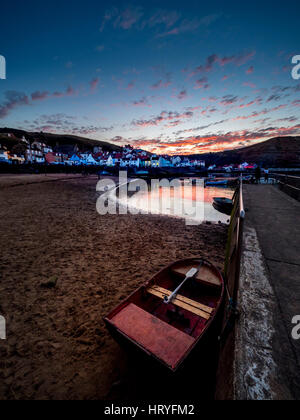 Staithes Hafen und die Bucht bei Sonnenuntergang, North Yorkshire, UK. Stockfoto