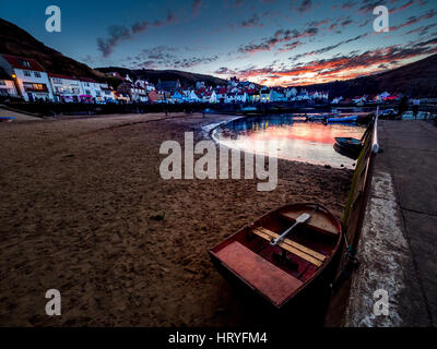 Staithes Hafen und die Bucht bei Sonnenuntergang, North Yorkshire, UK. Stockfoto