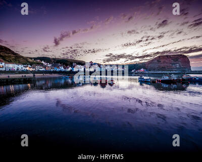 Staithes Hafen und die Bucht bei Sonnenuntergang, North Yorkshire, UK. Stockfoto