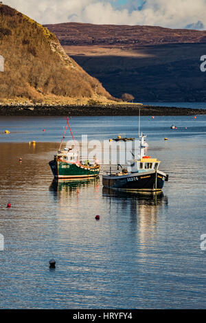 Angelboot/Fischerboot verankert im Hafen von Portree, Isle of Scotland Stockfoto