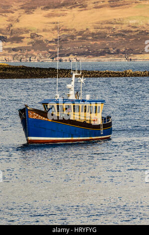 Angelboot/Fischerboot namens Aspire, verankert im Hafen von Portree, Isle of Scotland Stockfoto