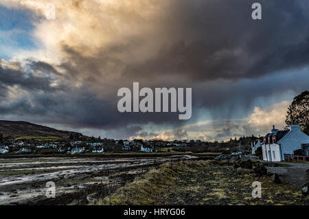 Sonnenuntergang von Wolken reflektiert über Loch Portree, März 2017, Blick von der Küste von "The Klumpen" Portree, Isle Of Skye, Schottland, UK Stockfoto