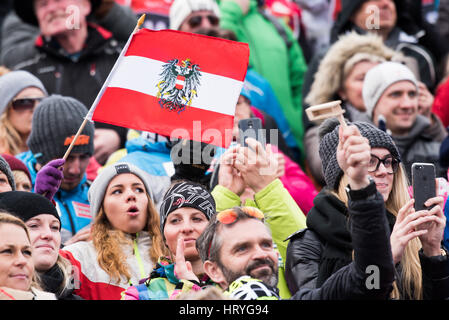 Kranjska Gora, Slowenien. 5. März 2017. Österreichischen Fans jubeln beim 56. Vitranc Cup Slalom-Rennen in Kranjska Gora, Slowenien am 5. März 2017. Bildnachweis: Rok Rakun/Pacific Press/Alamy Live-Nachrichten Stockfoto