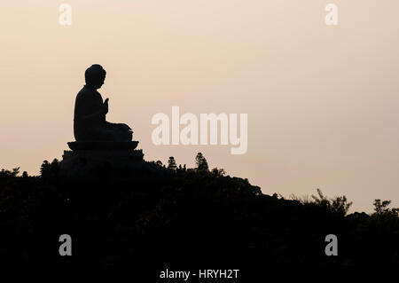 Hongkong - MÄRZ 23, 2014 - Silhouette von Hongkongs berühmten Big Buddha am Ngong Ping, Lantau Island Stockfoto