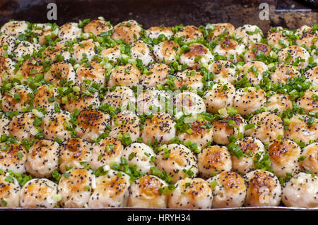 Gebratenes Schweinefleisch Brötchen, auch als shengjianbao bekannt, frisch in Shanghai Lebensmittelmarkt gekocht Stockfoto