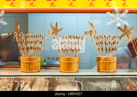 Scorpions auf Stöcke und andere seltsame Snacks an der Snackbar Wangfujing Street, Beijing Stockfoto