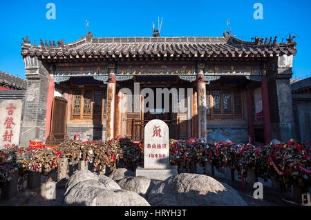 Höhe Marker und liebe Schlösser an der Jade Kaiser Tempel auf dem Gipfel des Tai Shan, China Stockfoto