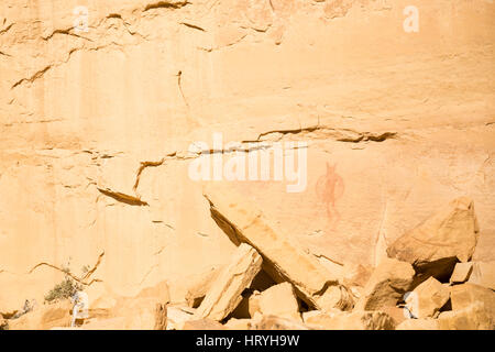 Ein Piktogramm auf dem Felsen in San Rafael Swell gemalt zeigt einen Krieger mit Schild und Speer. Viele gebrochene Findlinge werden gestapelt, um die Basis des die Stockfoto