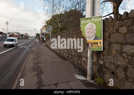 Falls Road, Belfast, UK. 5. März 2017. Ein Wahlplakat der Sinn Féin brennt. FRA McCann Plakat wurde in der Falls Road in Belfast angezündet. Heißen Kunststoff Emebers Tropf vom Plakat. Bildnachweis: Bonzo/Alamy Live-Nachrichten Stockfoto