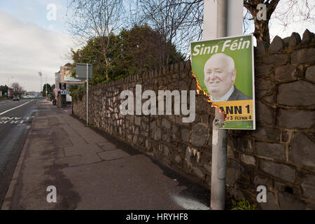 Falls Road, Belfast, UK. 5. März 2017. Ein Wahlplakat der Sinn Féin brennt. FRA McCann Plakat wurde in der Falls Road in Belfast angezündet. Heißen Kunststoff Emebers Tropf vom Plakat. Bildnachweis: Bonzo/Alamy Live-Nachrichten Stockfoto