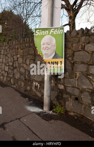 Falls Road, Belfast, UK. 5. März 2017. Ein Wahlplakat der Sinn Féin brennt. FRA McCann Plakat wurde in der Falls Road in Belfast angezündet. Heißen Kunststoff Emebers Tropf vom Plakat. Bildnachweis: Bonzo/Alamy Live-Nachrichten Stockfoto