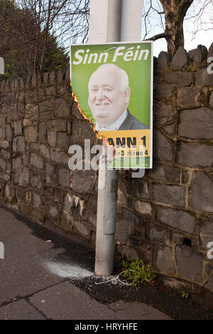 Falls Road, Belfast, UK. 5. März 2017. Ein Wahlplakat der Sinn Féin brennt. FRA McCann Plakat wurde in der Falls Road in Belfast angezündet. Heißen Kunststoff Emebers Tropf vom Plakat. Bildnachweis: Bonzo/Alamy Live-Nachrichten Stockfoto