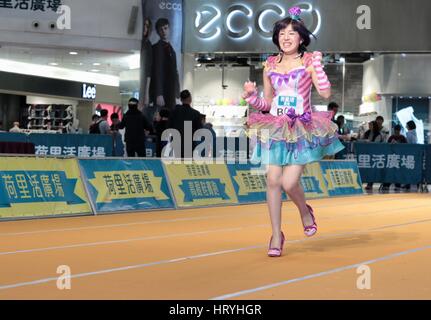 Hong Kong, China. 5. März 2017. Eine Frau nimmt Teil an einem High Heel Schuhe racing in einem Einkaufszentrum in Hongkong, Südchina, 5. März 2017. Bildnachweis: Wang Xi/Xinhua/Alamy Live-Nachrichten Stockfoto