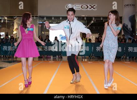 Hong Kong, China. 5. März 2017. Ein High Heel Schuhe racing in einem Einkaufszentrum in Hongkong, Südchina, 5. März 2017 teilnehmen Menschen. Bildnachweis: Wang Xi/Xinhua/Alamy Live-Nachrichten Stockfoto