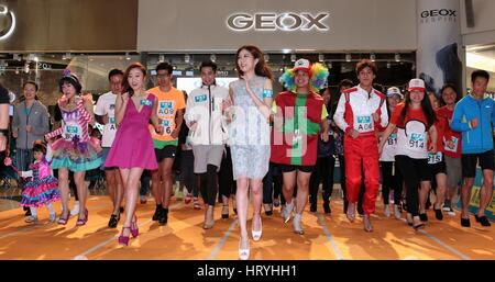 Hong Kong, China. 5. März 2017. Ein High Heel Schuhe racing in einem Einkaufszentrum in Hongkong, Südchina, 5. März 2017 teilnehmen Menschen. Bildnachweis: Wang Xi/Xinhua/Alamy Live-Nachrichten Stockfoto