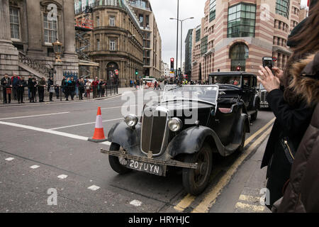 London, UK. 4. März 2017. Für die Verfilmung von Mary Poppins Renditen werden Straßen nahe Bank Station verschlossen.  Oldtimer und Busse waren am set. London, UK. Bildnachweis: carol Moir/Alamy Live-Nachrichten Stockfoto