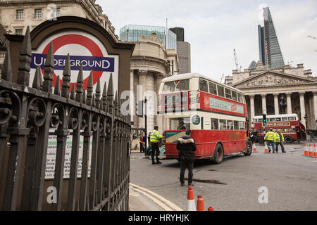 London, UK. 4. März 2017. Für die Verfilmung von Mary Poppins Renditen werden Straßen nahe Bank Station verschlossen.  Oldtimer und Busse waren am set. London, UK. Bildnachweis: carol Moir/Alamy Live-Nachrichten Stockfoto