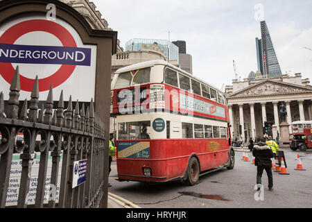 London, UK. 4. März 2017. Für die Verfilmung von Mary Poppins Renditen werden Straßen nahe Bank Station verschlossen.  Oldtimer und Busse waren am set. London, UK. Bildnachweis: carol Moir/Alamy Live-Nachrichten Stockfoto