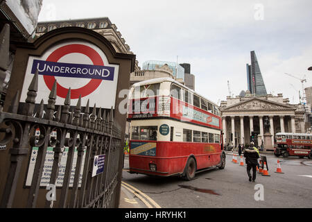 London, UK. 4. März 2017. Für die Verfilmung von Mary Poppins Renditen werden Straßen nahe Bank Station verschlossen.  Oldtimer und Busse waren am set. London, UK. Bildnachweis: carol Moir/Alamy Live-Nachrichten Stockfoto