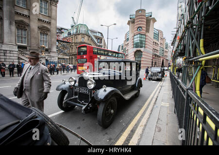 London, UK. 4. März 2017. Für die Verfilmung von Mary Poppins Renditen werden Straßen nahe Bank Station verschlossen.  Oldtimer und Busse waren am set. London, UK. Bildnachweis: carol Moir/Alamy Live-Nachrichten Stockfoto